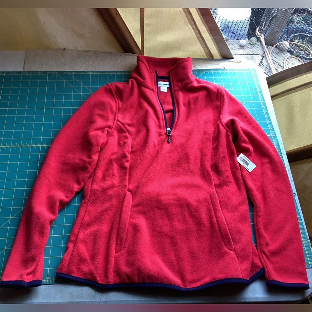 NWT Amazon Essentials Red Fitted Fleece XS Camping Hiking Activewear Outdoor